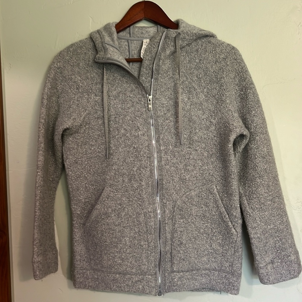 Lululemon zip up jacket 61%wool size 4